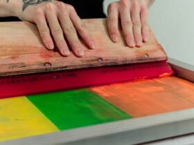 Metodi Tradizionali vs Moderni nella Stampa d'Arte