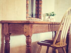 Restauro Creativo: Dalla Vecchia Finestra al Tavolo Chic